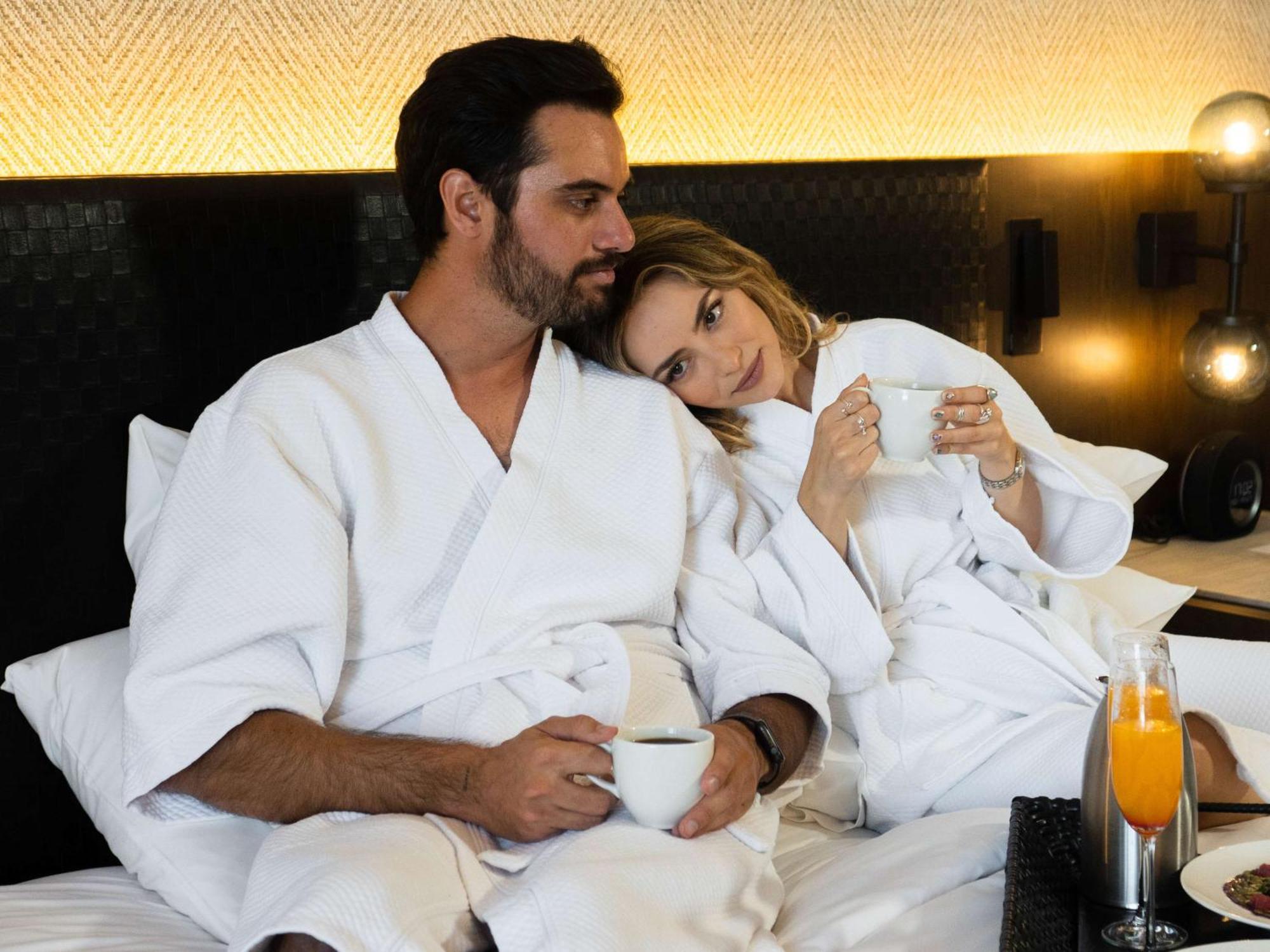 하얏트 리젠시 안다레스 과달라하라 사포판 외부 사진 A couple wearing bathrobes