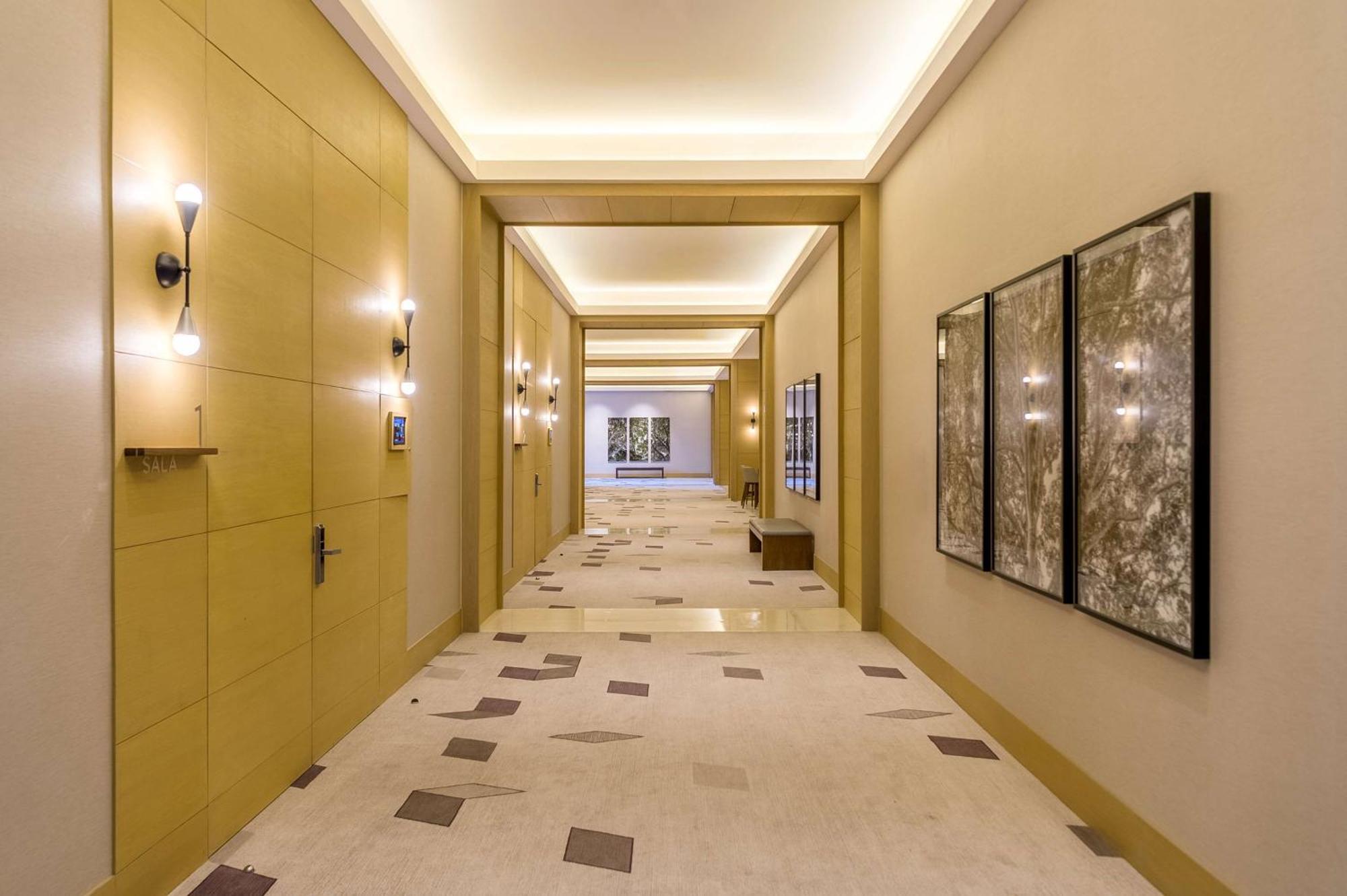 하얏트 리젠시 안다레스 과달라하라 사포판 외부 사진 A corridor at the Ritz-Carlton, DIFC